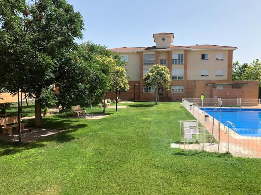 Vut El Parque -Con Piscina En Verano - Aparcamiento En Calle Y Parking Gratis En El Centro Ciudad Real Dış mekan fotoğraf