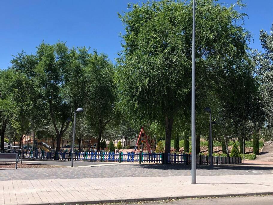 Vut El Parque -Con Piscina En Verano - Aparcamiento En Calle Y Parking Gratis En El Centro Ciudad Real Dış mekan fotoğraf